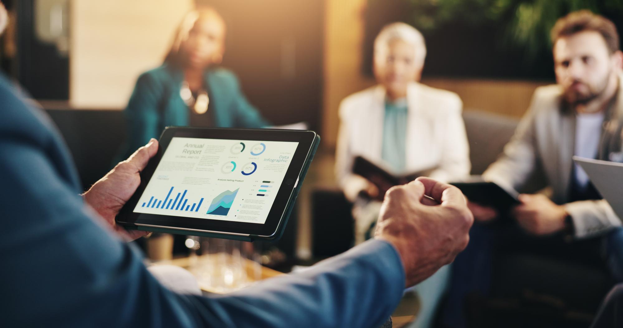 Berater zeigt Finanzdiagramm auf Tablet